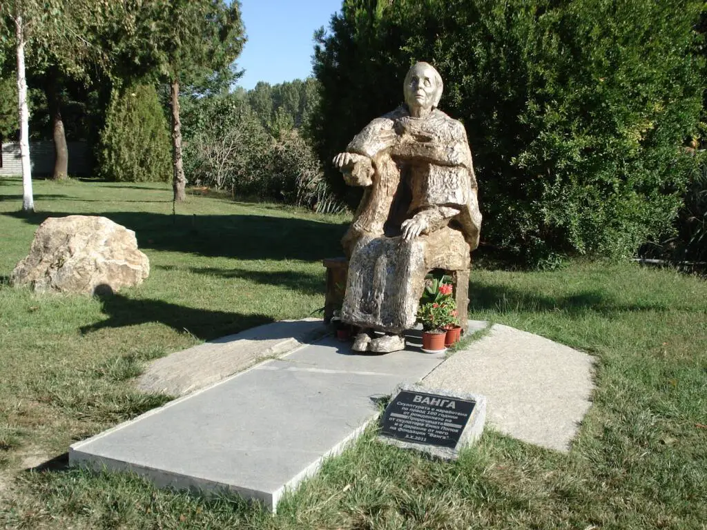 Monumento a Baba Vanga en Bulgaria