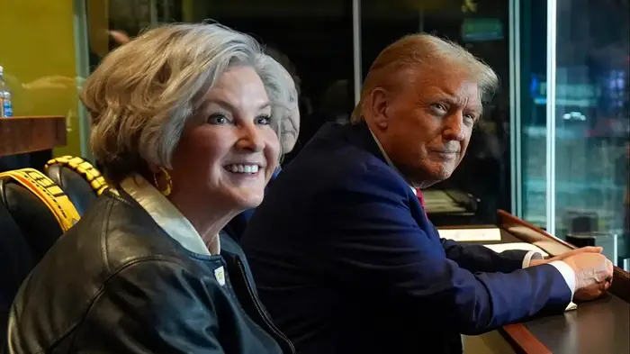 Susie Wiles junto a Trump