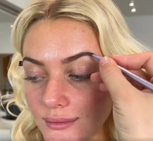 La Miss Universe 2024 en plena tarea de maquillaje