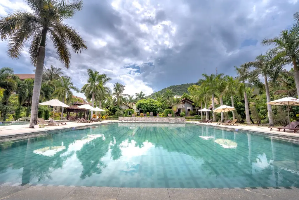 Hotel tropical con acceso a la playa
