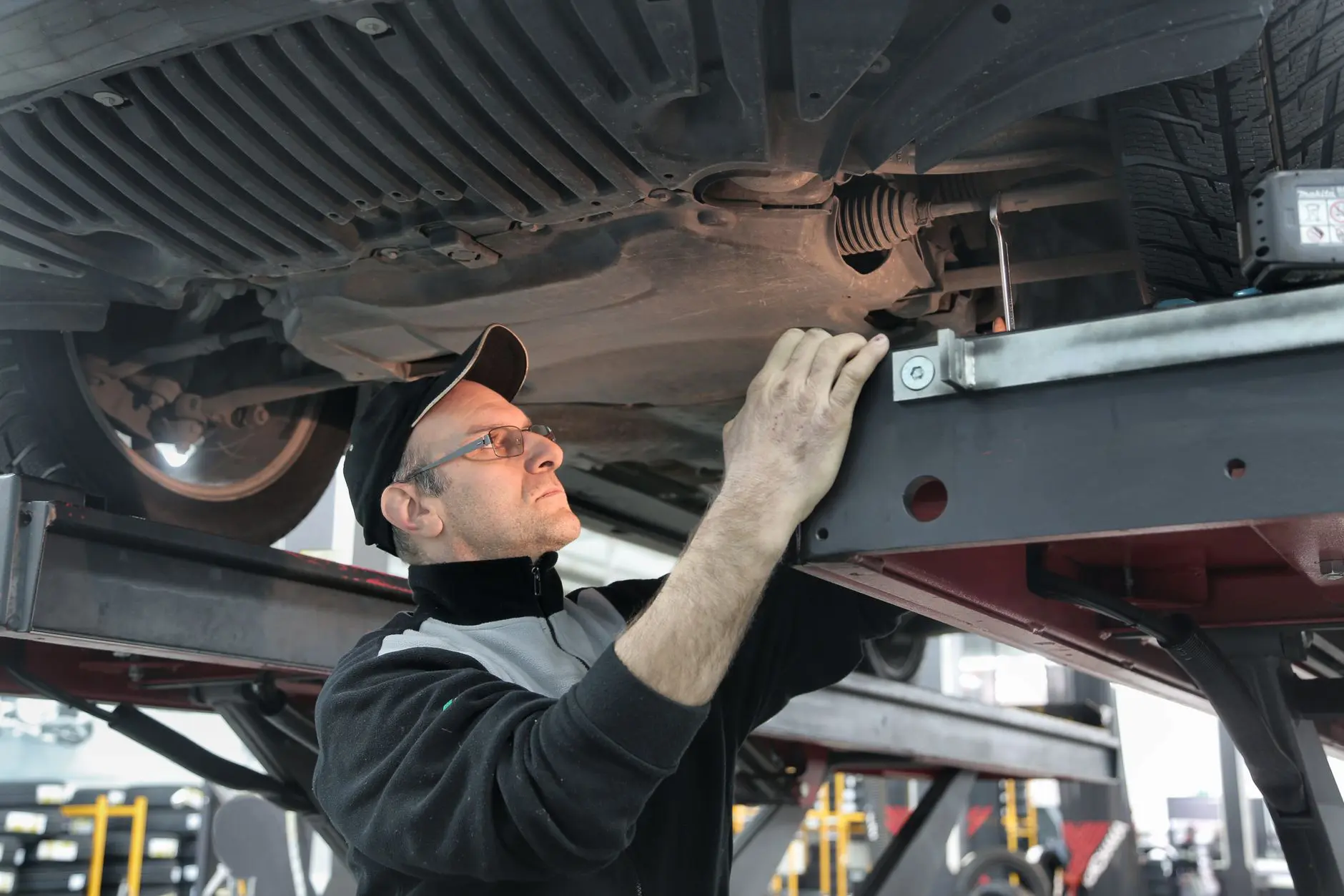 Mecánico inspeccionando un automóvil en un taller