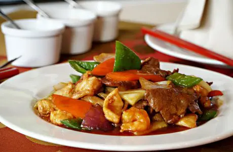 Lomo saltado peruano con carne y vegetales