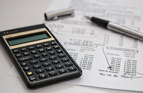 Calculadora y documentos financieros sobre una mesa