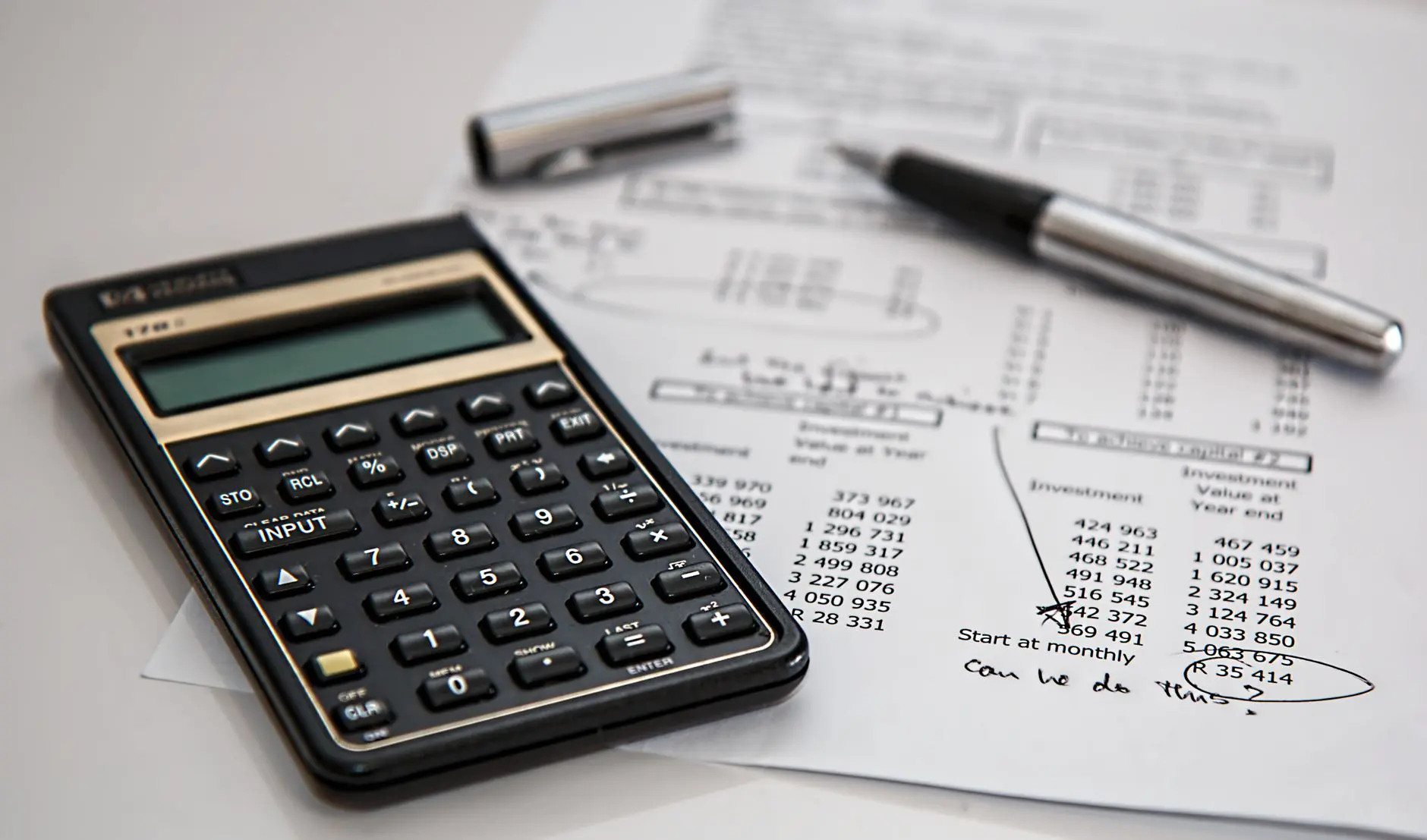 Calculadora y documentos financieros sobre una mesa