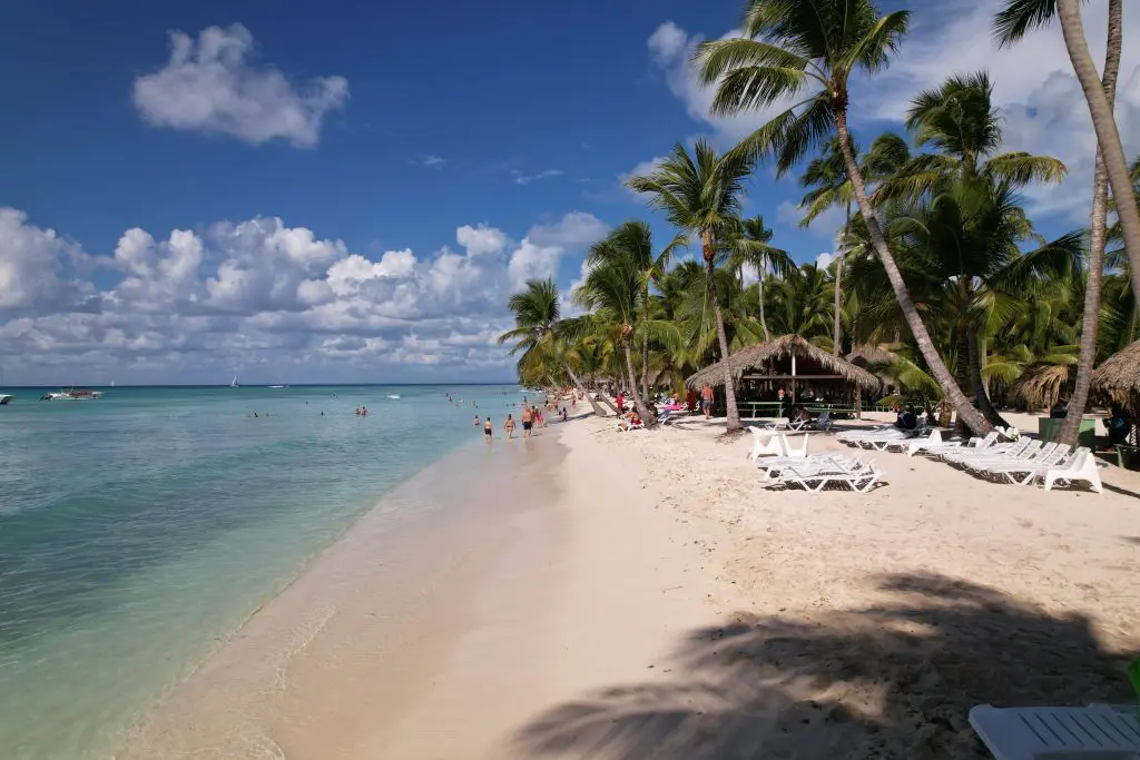 Playa de Punta Cana con agua turquesa y palmeras