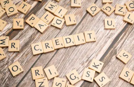 Fichas de madera con la palabra CREDIT