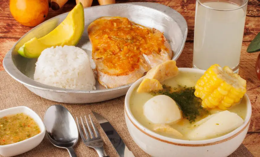 Sopa tradicional colombiana de ajiaco