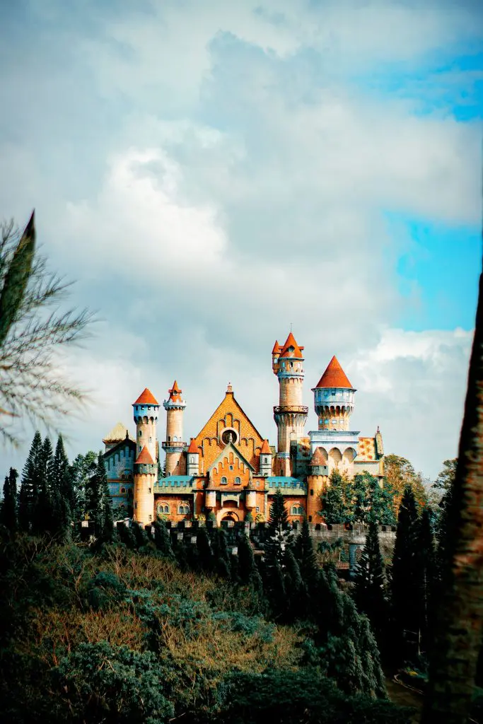 Castillo colorido rodeado de árboles en un parque