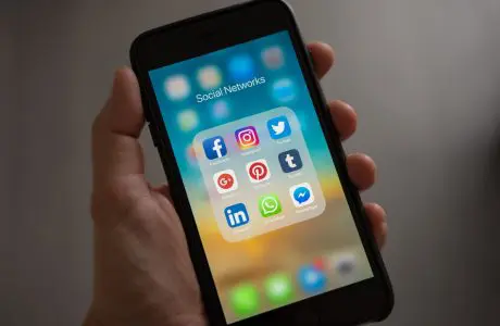 Persona utilizando un teléfono inteligente
