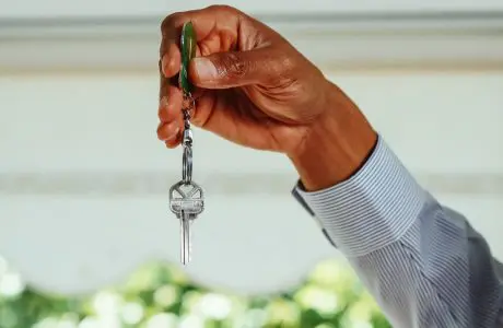 Mano sosteniendo llaves de vivienda