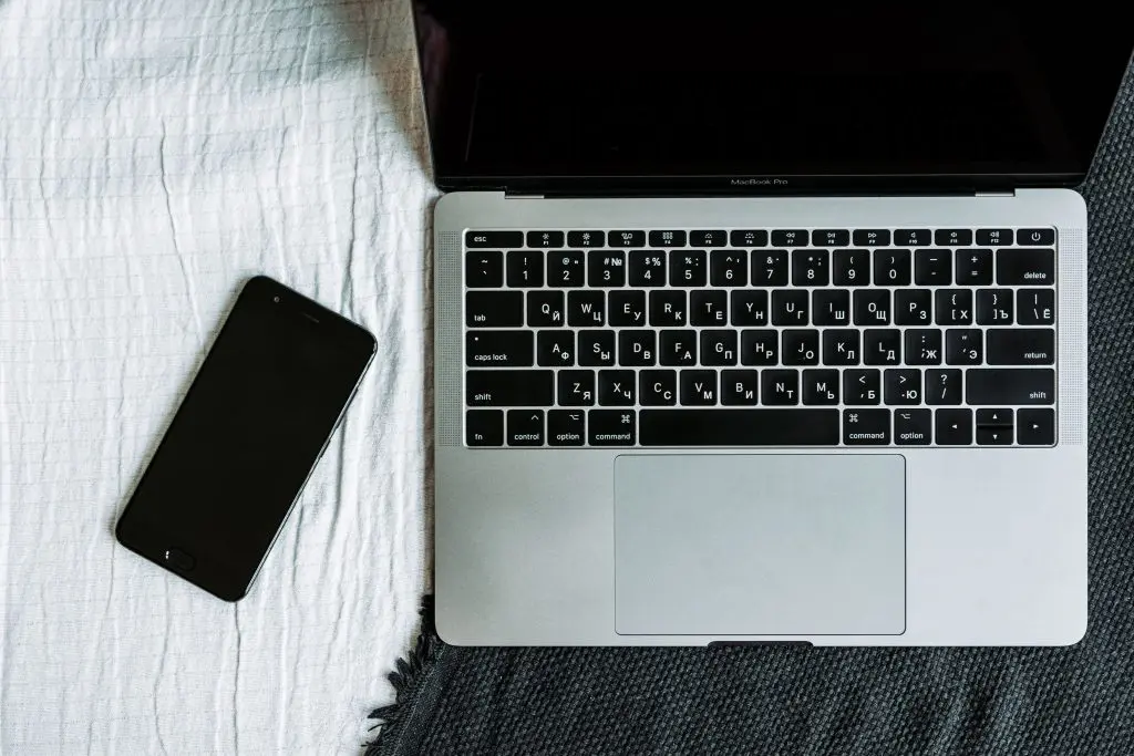 Computadora portátil y teléfono en un espacio de trabajo