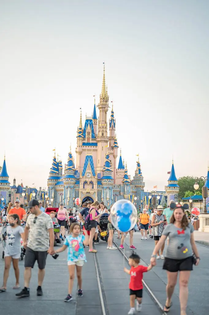 Familias caminando junto a un castillo de parque temático en Orlando
