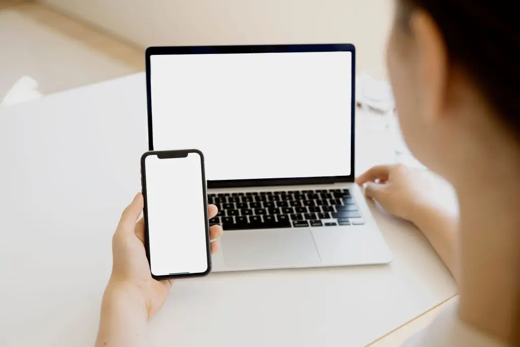 Teléfono inteligente junto a una computadora portátil