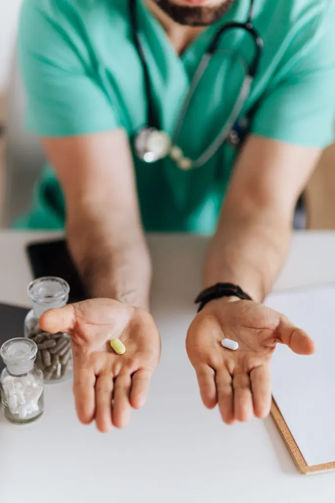 Médico mostrando opciones de medicamentos