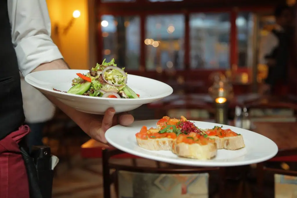 Interior de un restaurante preparado para recibir comensales
