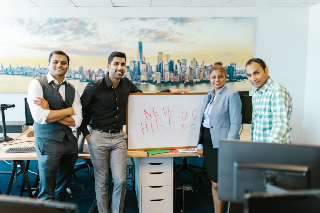 Persona preparándose para una entrevista migratoria — imagen 4