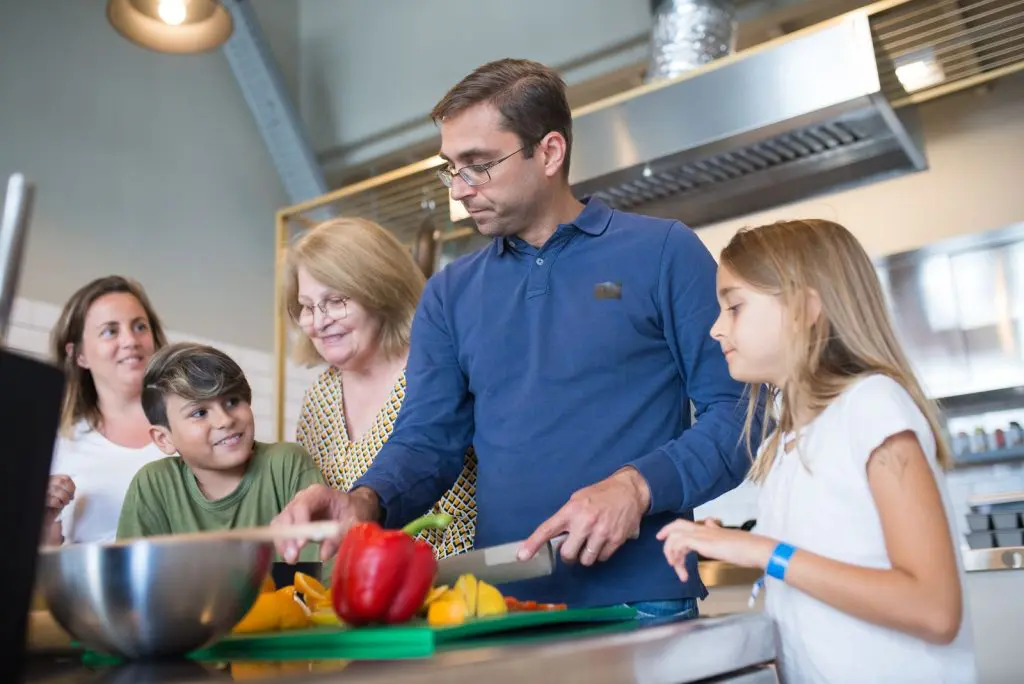 Familia multigeneracional cocinando junta