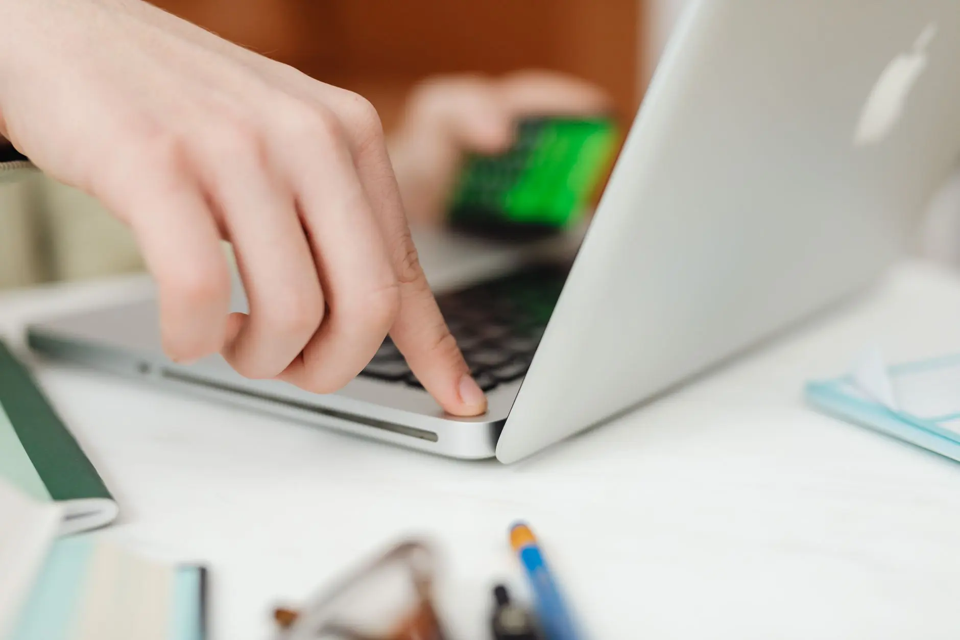 Manos usando una computadora y una tarjeta para una operación en línea