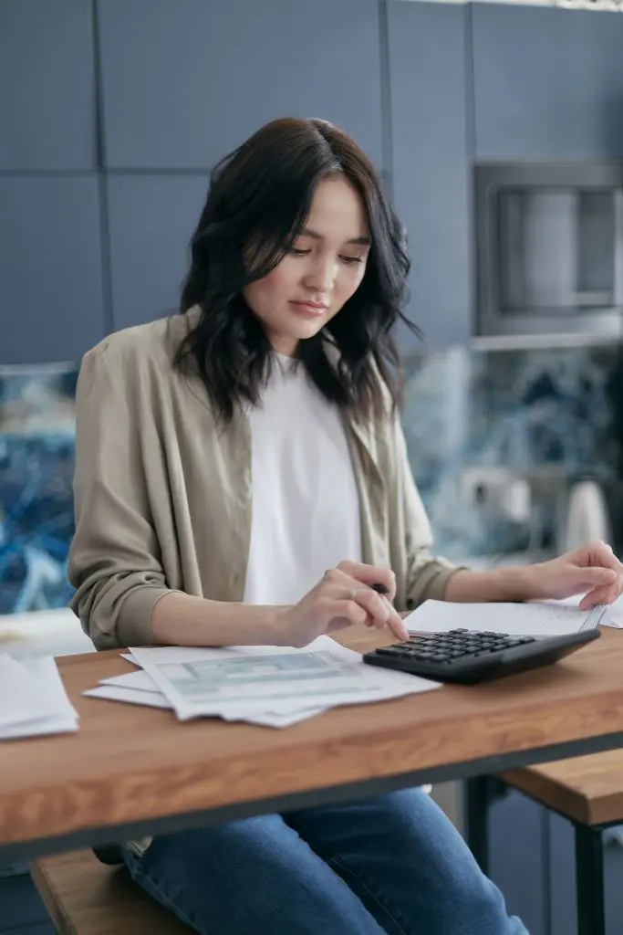 Revisión de facturas y presupuesto del hogar