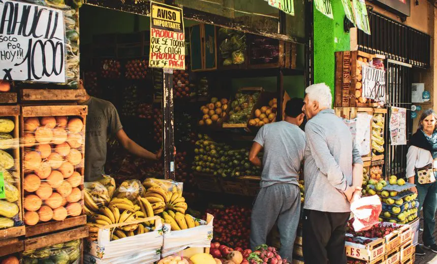 Frutas exhibidas frente a un mercado latino