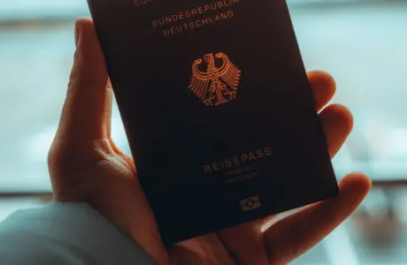 Documentos y pasaporte utilizados en un proceso de viaje