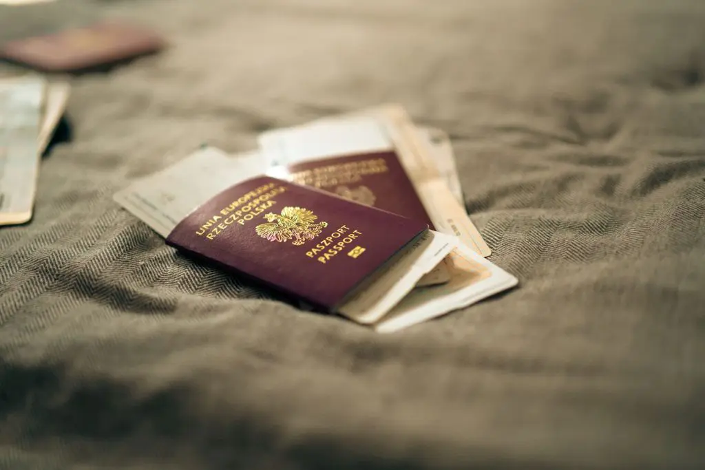 Pasaporte junto a formularios y documentos de viaje
