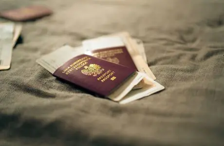 Pasaporte junto a formularios y documentos de viaje