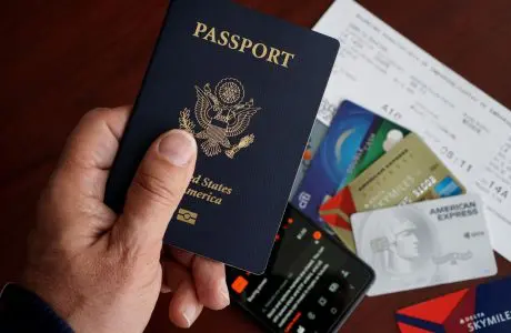Persona revisando documentos migratorios sobre una mesa