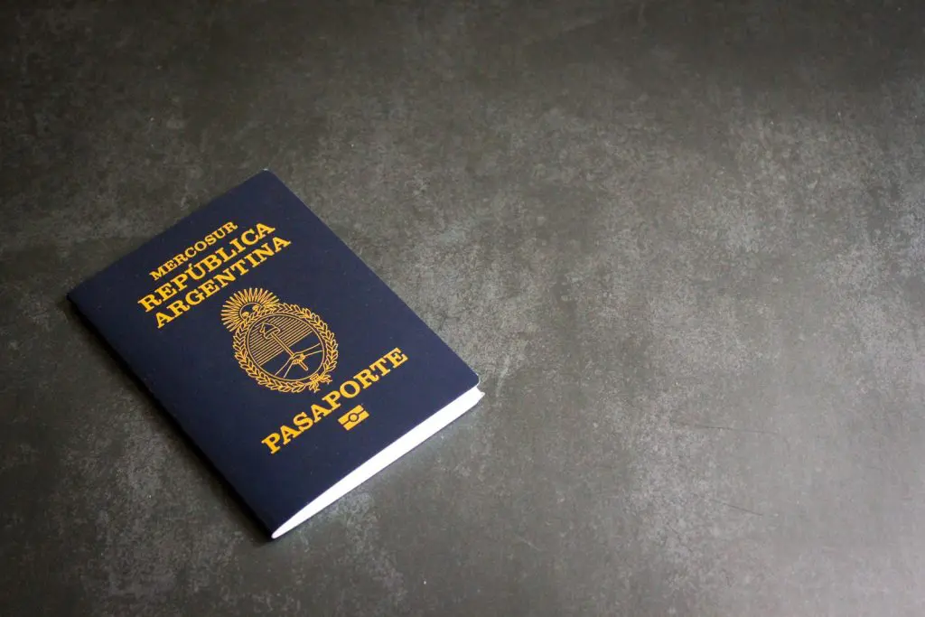 Pasaporte y documentos de viaje preparados para un trámite migratorio