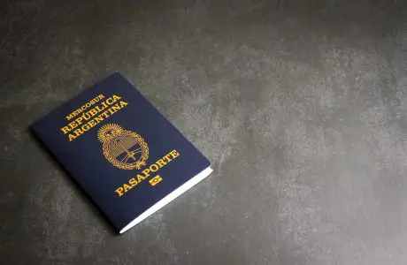 Pasaporte y documentos de viaje preparados para un trámite migratorio