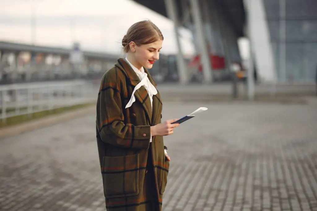 Persona esperando un vuelo con documentos de viaje