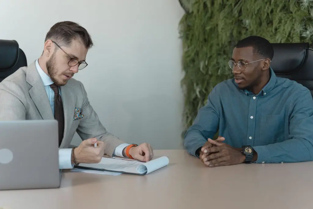 Entrevista de trabajo con revisión de résumé