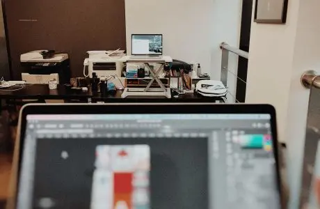 Persona completando documentos oficiales