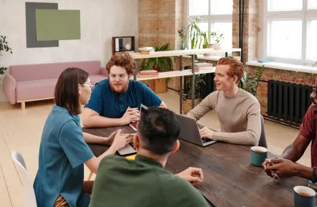 Equipo profesional reunido en una oficina