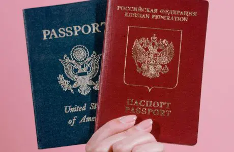 Pasaporte abierto listo para una gestión consular