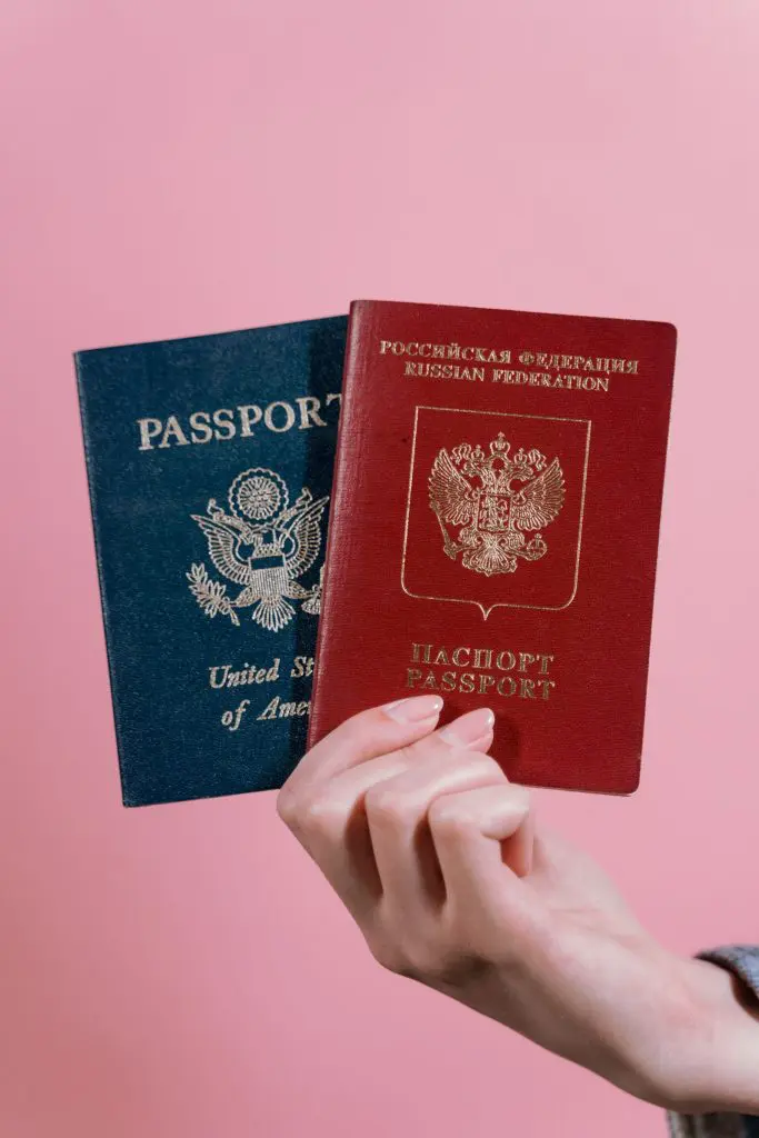 Pasaporte abierto listo para una gestión consular