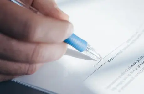 Persona firmando documentos legales
