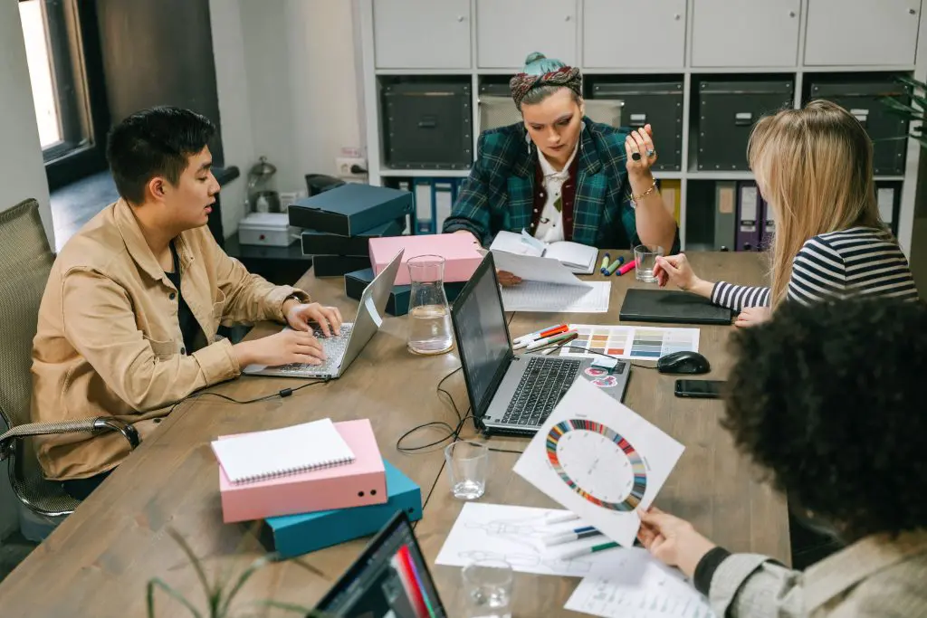 Grupo de trabajo organizando tareas