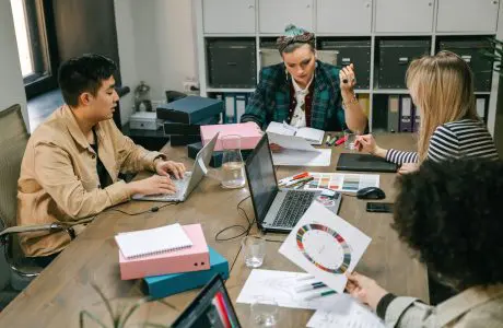 Grupo de trabajo organizando tareas