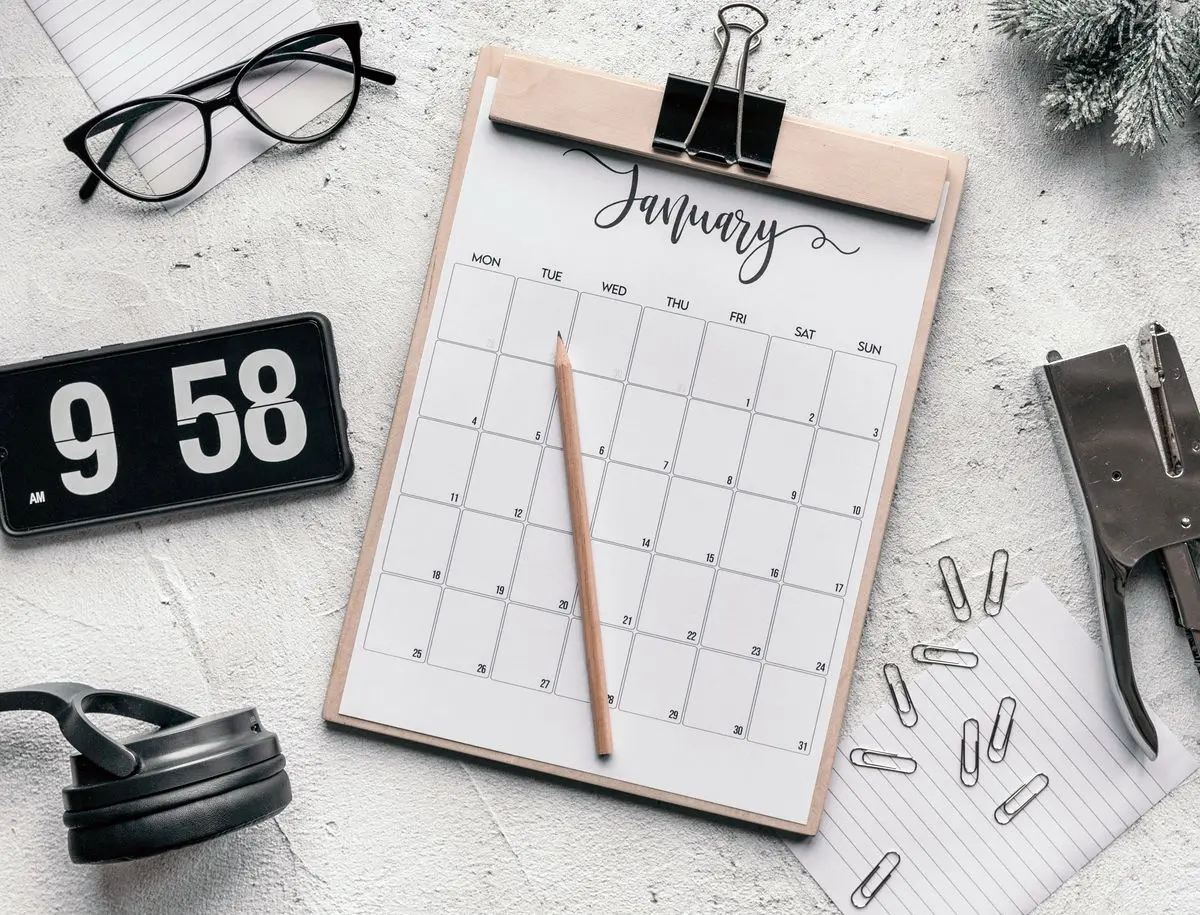 Calendario sobre una mesa para organizar fechas y trámites