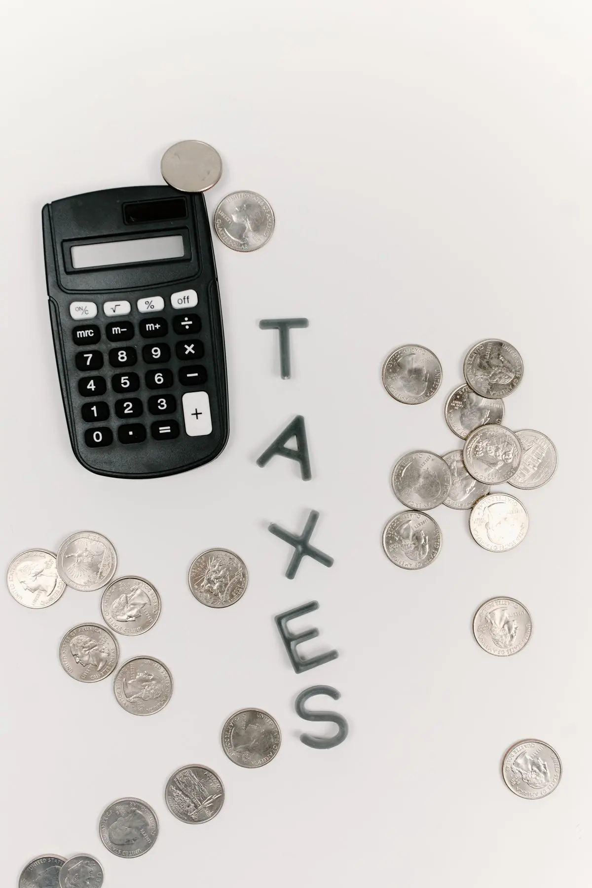 Calculadora y monedas estadounidenses junto a la palabra taxes