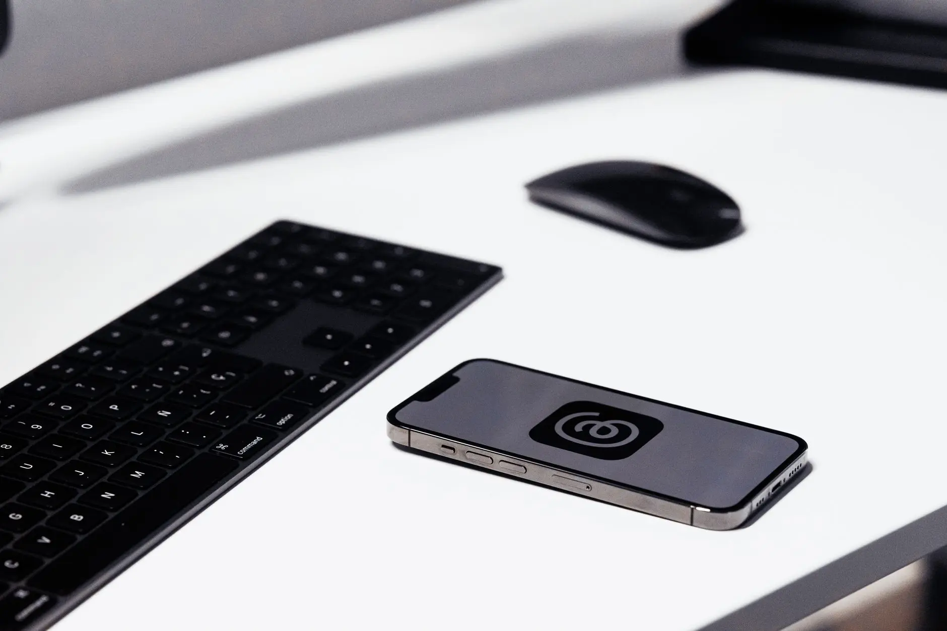 Teléfono inteligente junto a una computadora para controlar pagos