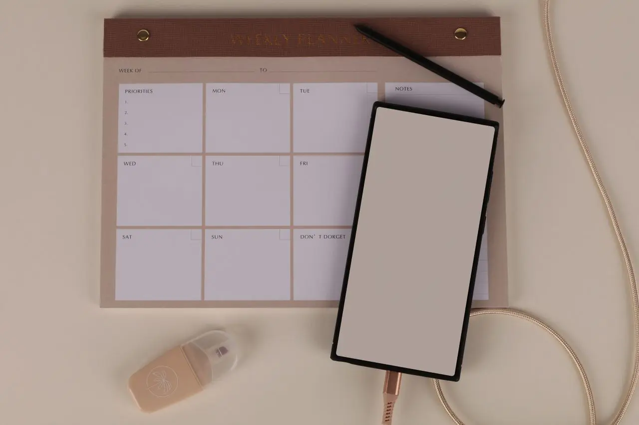 Agenda semanal con teléfono y útiles de escritorio