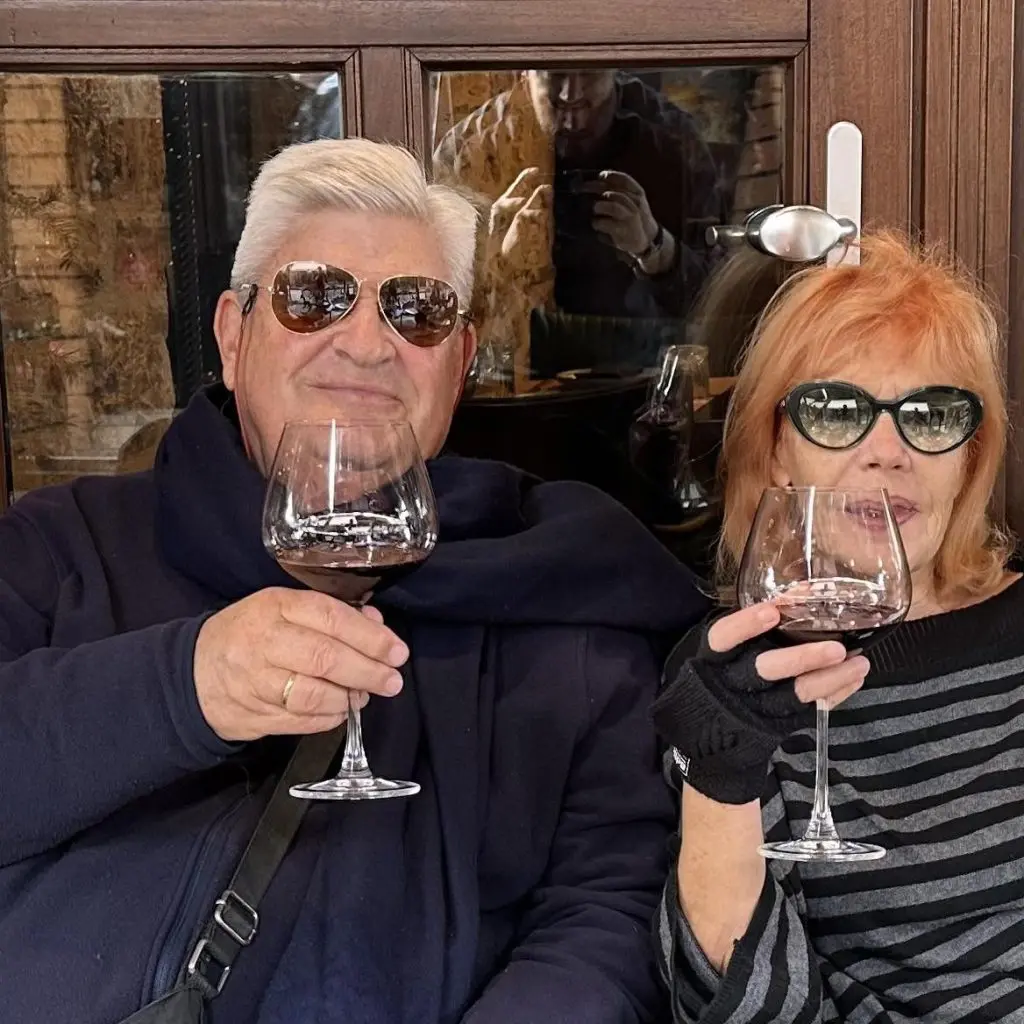 La pareja de ancianos que vivía en el segundo piso, Athena Paparescou, de 77 años, y su esposo británico, Edmond Hings, de 78 años. Foto: Facebook