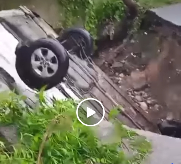 Un conductor tras desplome de puente sobre el río Nizao