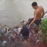 Hombre rescata a niño en el río Jaya