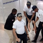 Un turista perjudica a una oficial de la Policía Turística en el AILA