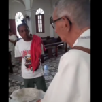 Indignación en redes sociales por hombre en estado de embriaguez que insulta a padre en plena iglesia