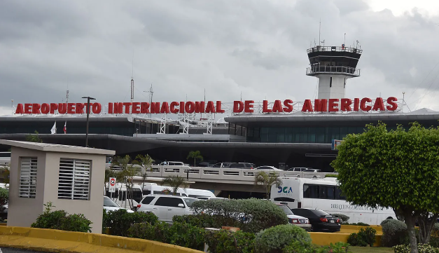Detienen a fugitivo en el Aeropuerto Internacional de las Américas; era buscado por rapto