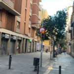 Un hombre en Ciulat Vella de Barcelona, España